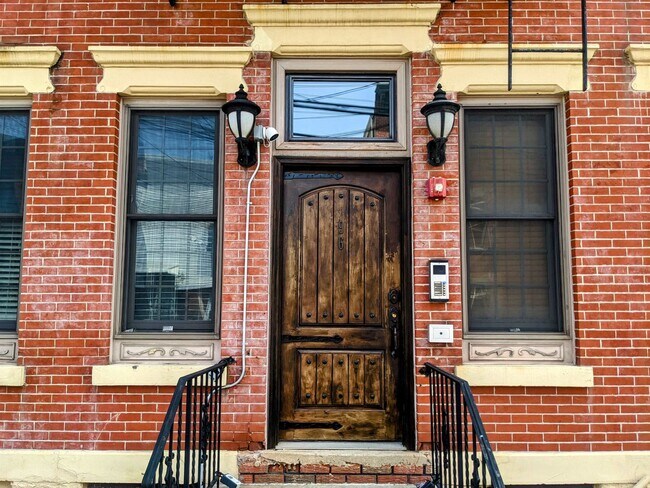 Building Photo - 96 Bowers St