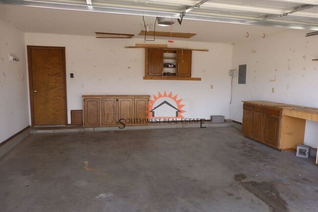 Building Photo - Lovely 3 bedroom 2 bathroom brick home wit...