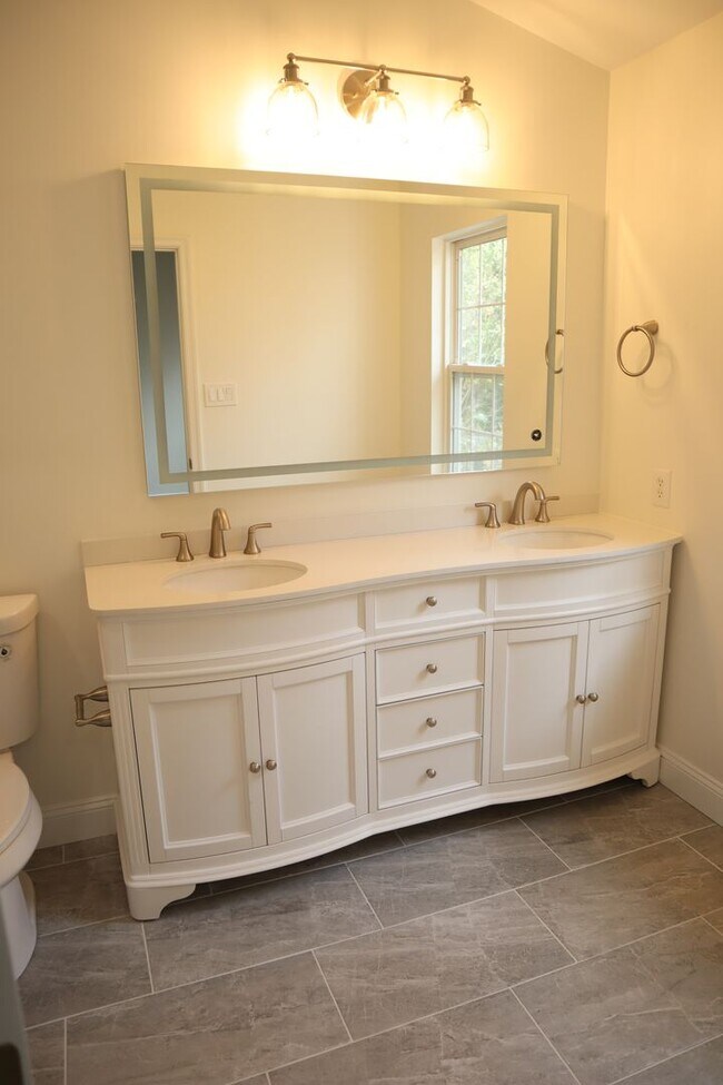 Building Photo - Exquisite Renovated Townhome in Germantown Estates