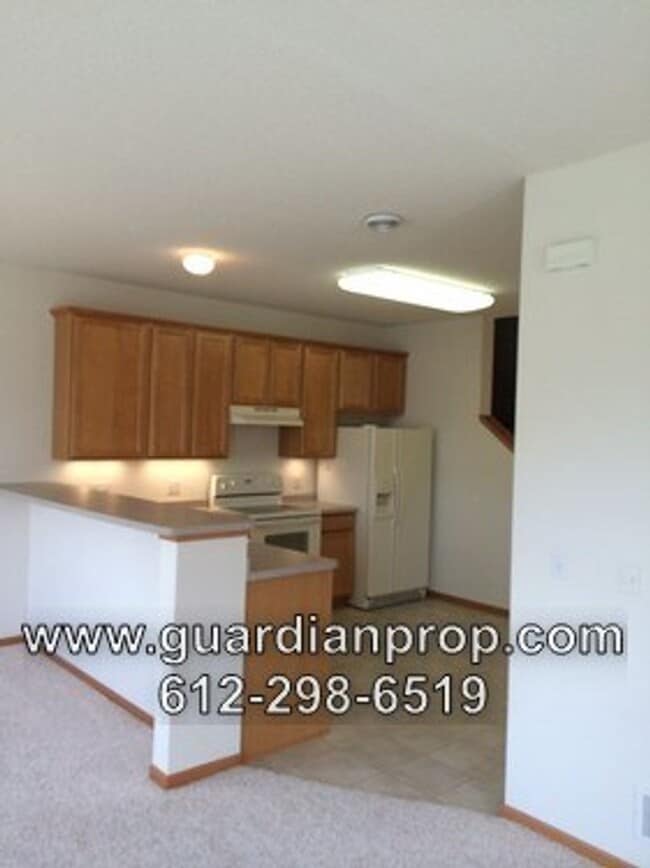 Building Photo - End Unit Townhouse for October 1 Close to ...