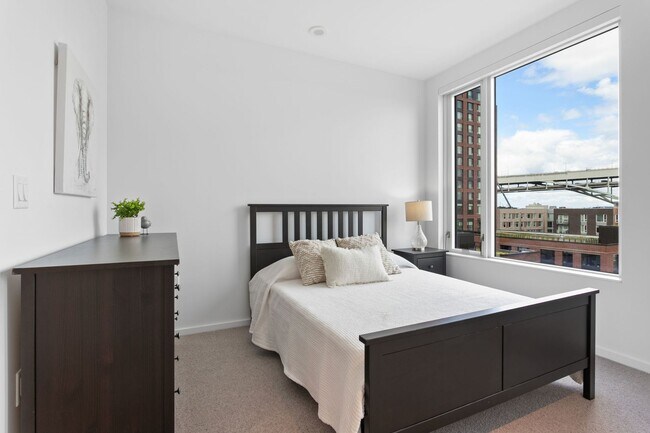 Building Photo - The Vista - 2 bed/2.5 bath Pearl District Condo w/parking/storage/concierge/most utilities/amenities
