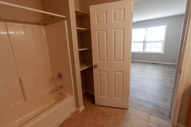 Building Photo - 1924 Center St