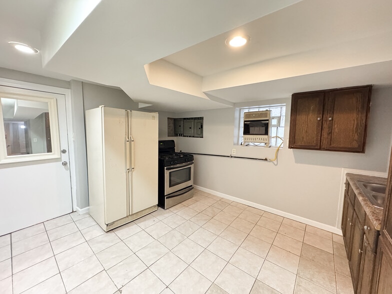 Kitchen - 4038 W Potomac Ave