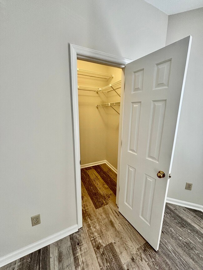 Building Photo - 1001 Brighthurst Dr