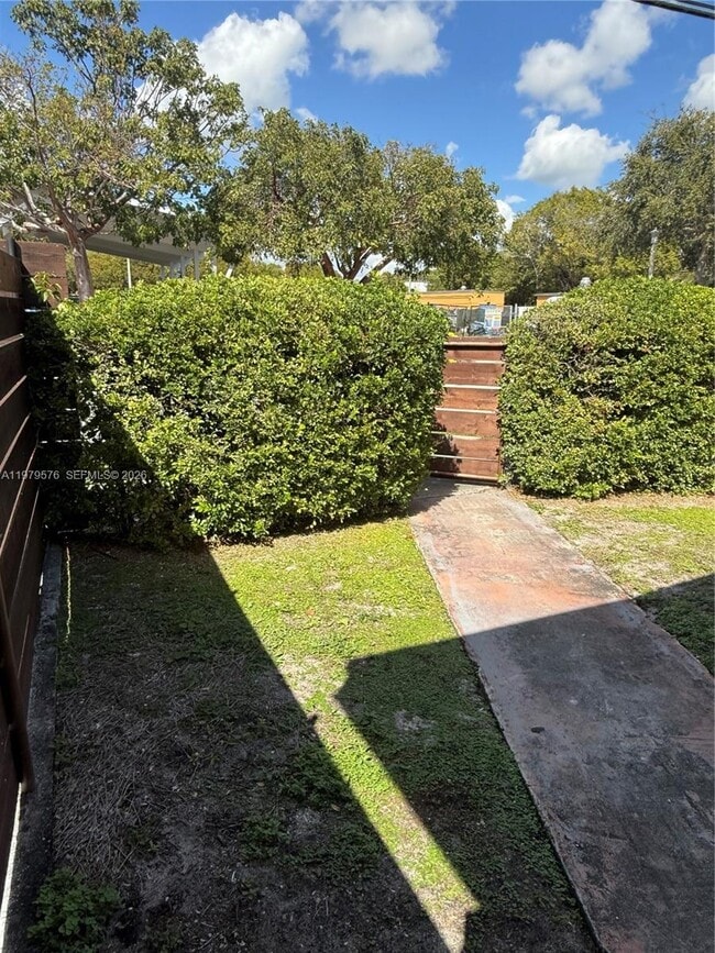 Building Photo - 2421 SW 26th Terrace