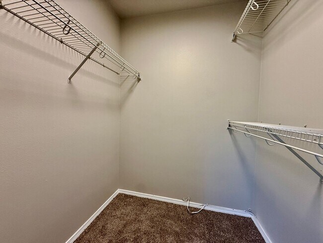 Building Photo - Large Springs Ranch 5 bedroom Close to Pow...