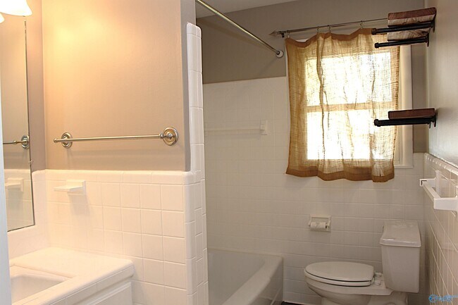 Building Photo - 1302 Philpot Ave NE