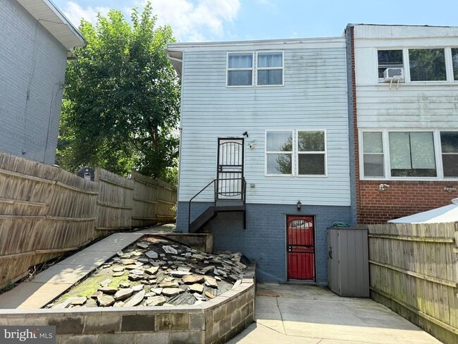 Building Photo - 702 56th Pl NE