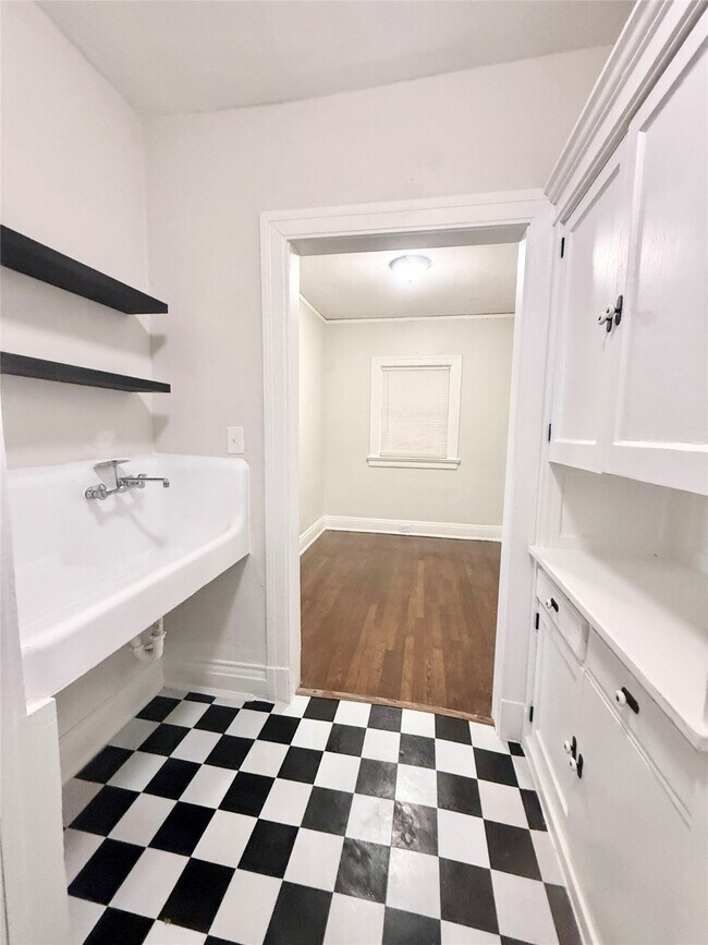 Building Photo - 3920 Fannin St