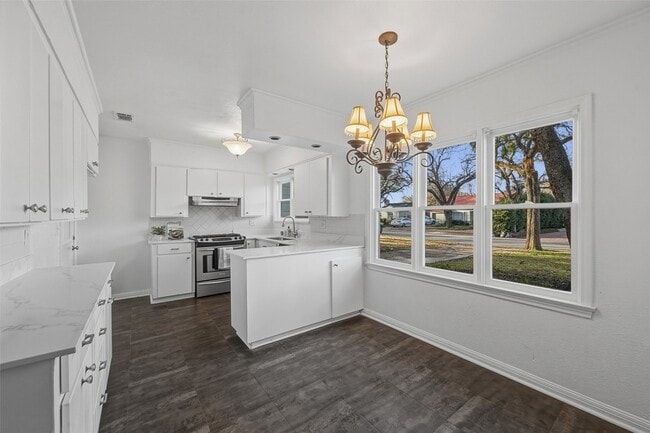 Building Photo - 6417 Darwood Ave