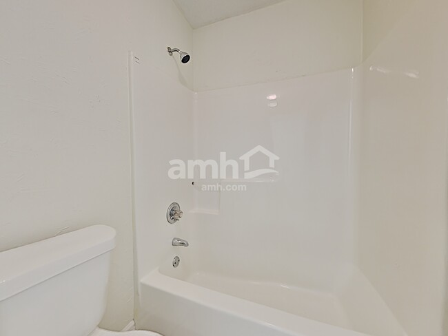 Building Photo - 507 Johnny Bench Cove