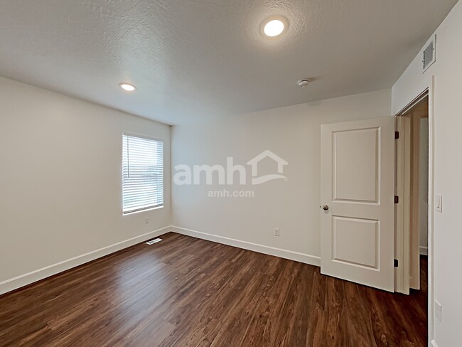 Building Photo - 1338 E White St