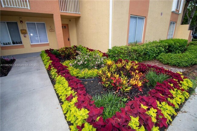 Building Photo - 917 Coral Club Dr