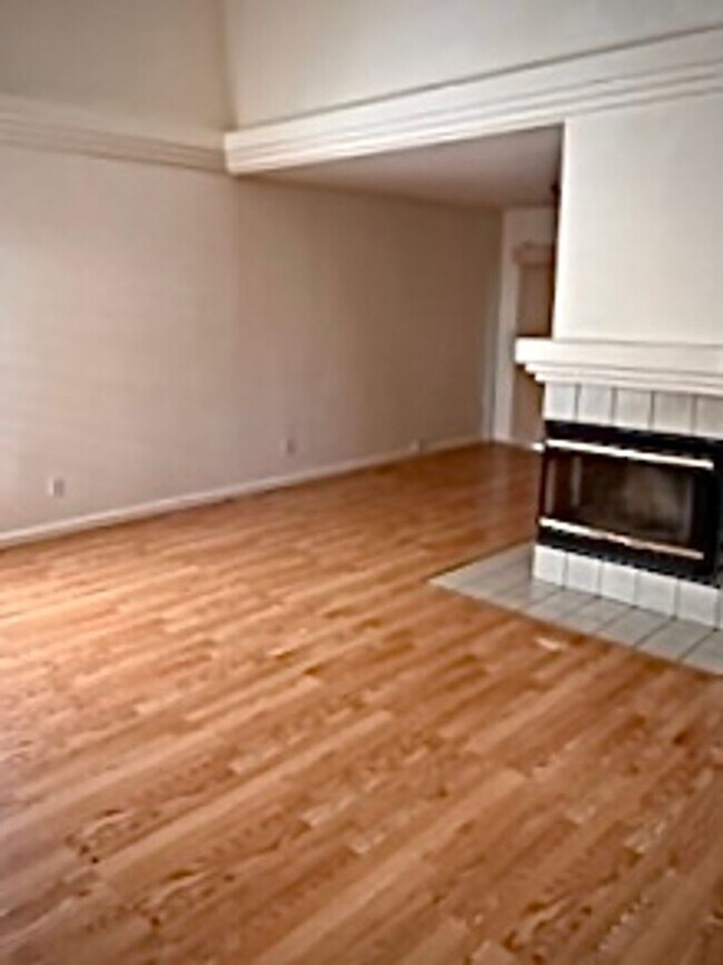 Building Photo - Large home in South Davis