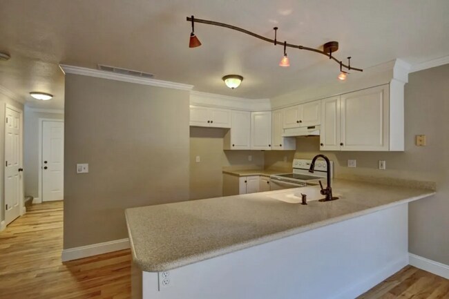 Building Photo - Spacious 3 bed Townhome with Fenced Yard, ...