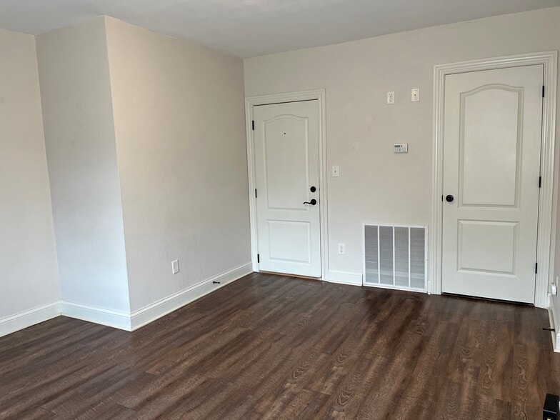 Living room - 126 Grandview Court