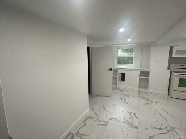 Building Photo - 168 Lenox Ave