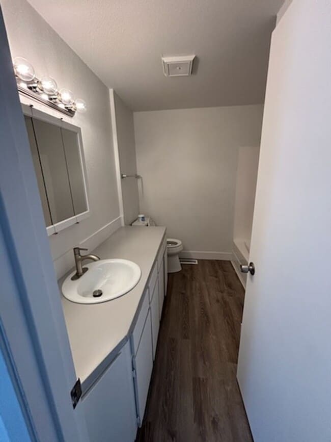 Building Photo - 3 bedroom 1 bath single level duplex
