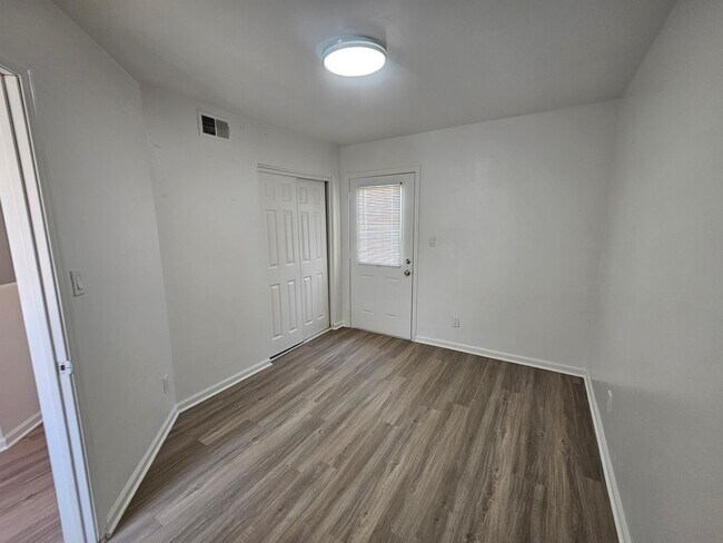 Building Photo - 1715 E Pepper Cir