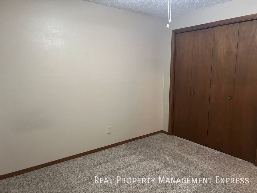 Building Photo - 3 Bedroom 2.5 Bathroom side-by-side duplex with lots of updates