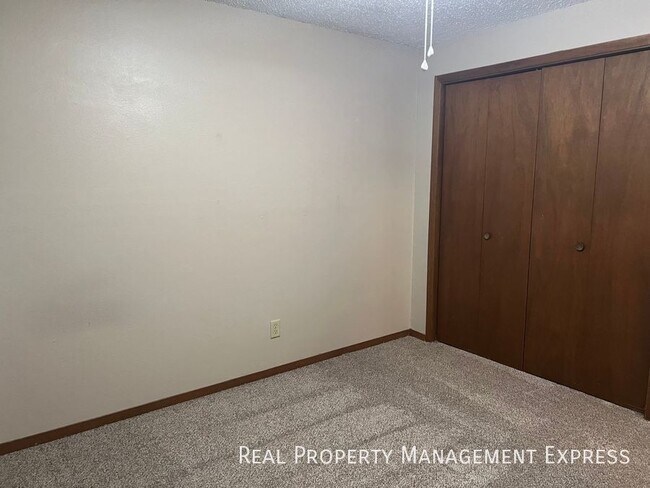 Building Photo - 3 Bedroom 2.5 Bathroom side-by-side duplex with lots of updates