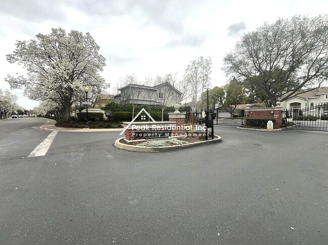 Building Photo - Updated Ek Grove 3bd/2.5ba House- Gated Community!