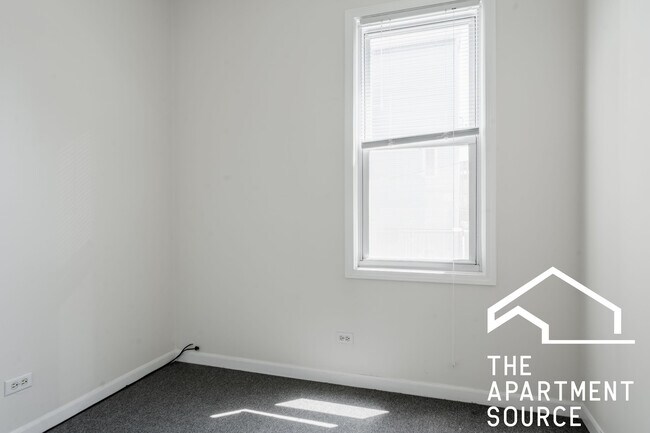 Building Photo - 2424 N Greenview Ave