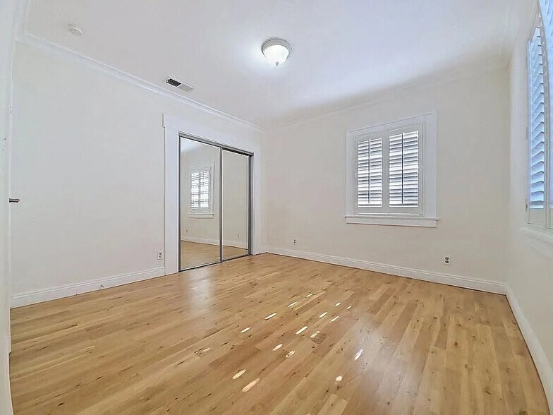 Building Photo - 3819 S Van Ness Ave