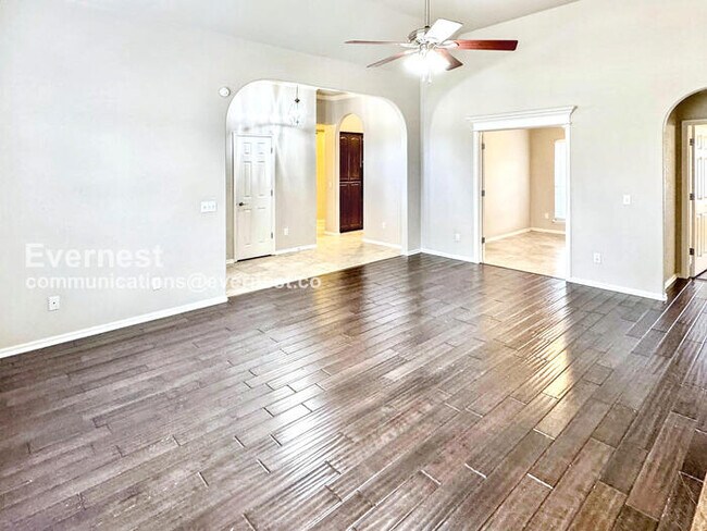 Building Photo - Charming 3-Bed, 2-Bath Home with Fenced Backyard & 2-Car Garage