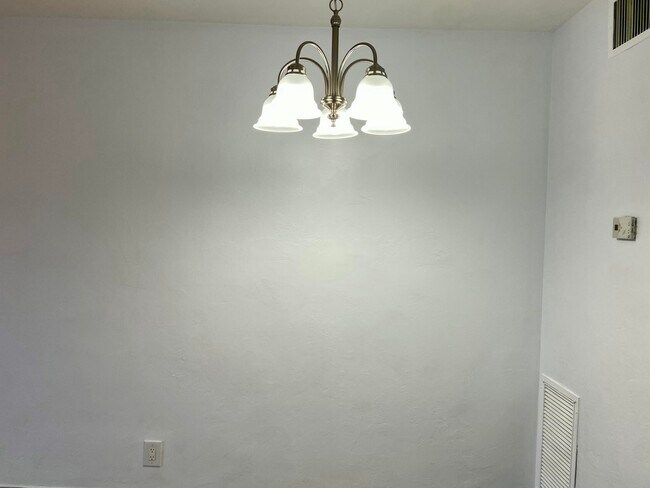 Building Photo - 2909 Middle River Dr