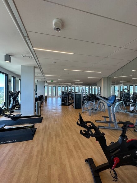 Building Photo - 987 Queen St