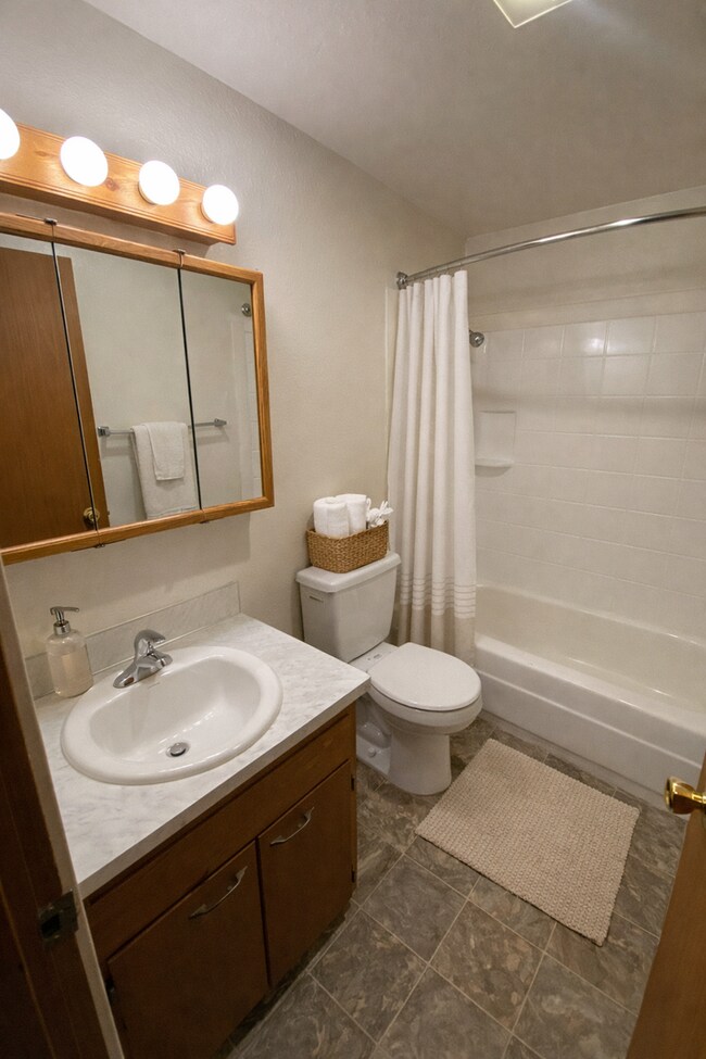 Building Photo - YAK017