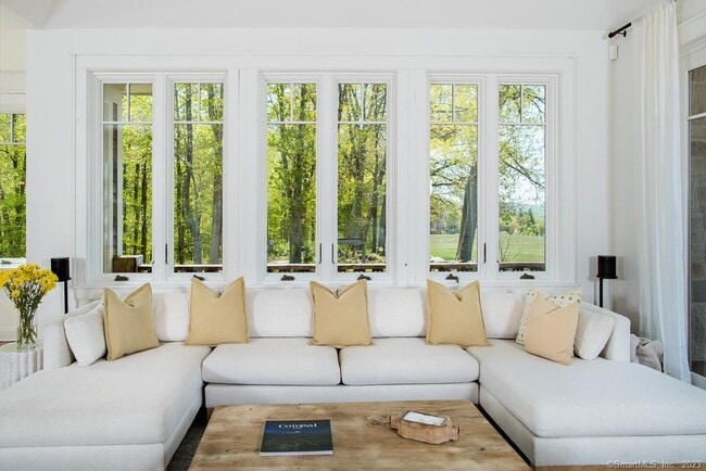 Building Photo - 121 Quaker Hill Rd