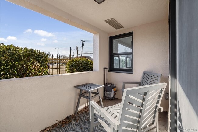 Building Photo - 185 W Park Ave