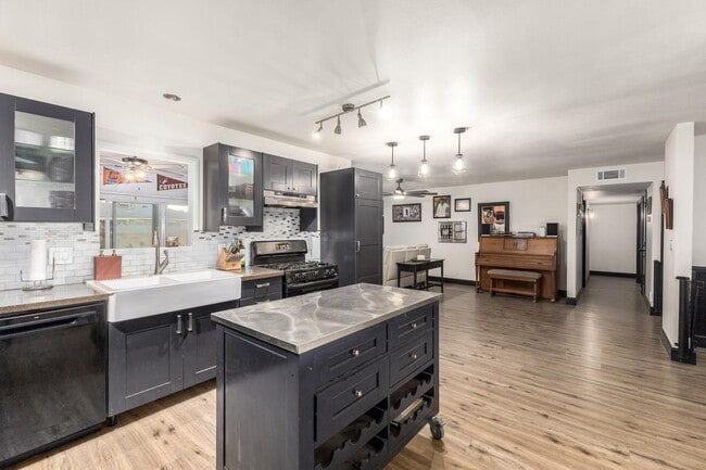 Building Photo - 617 E Ellis Dr