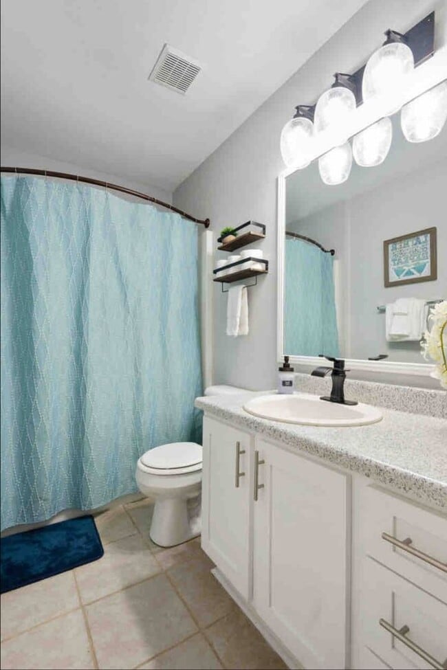 Building Photo - Renovated 2 bedroom Unit