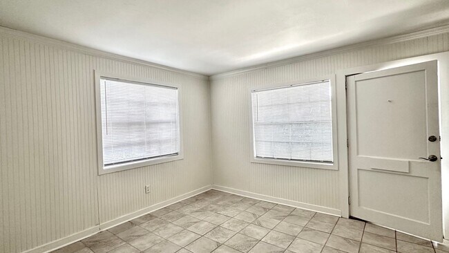 Building Photo - 1/2 Block  to the Beach & Main Beach Park!