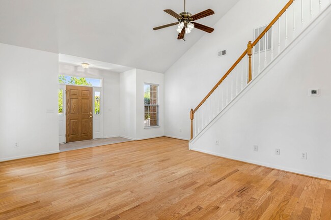 Building Photo - NW Brick Townhome, Granite Counter-Tops, Wood Floors, FP, Garage!
