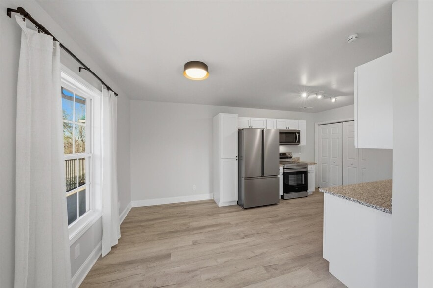 Building Photo - 1912 Laurel Ln