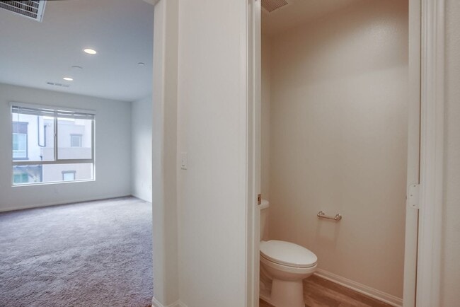Building Photo - Beautiful 4 Bedroom Townhome! Built in 202...