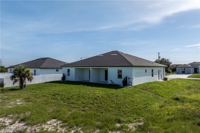 Building Photo - 428 Petite Ave