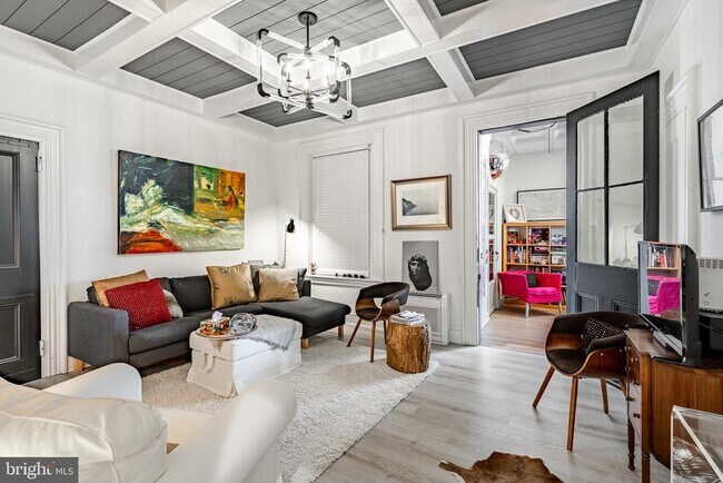 Building Photo - 305 S Walnut St