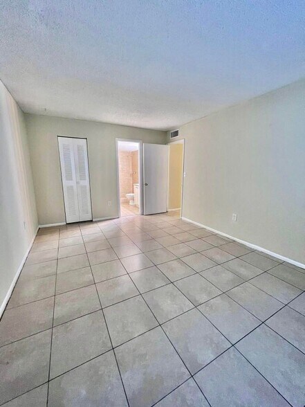 Building Photo - 415 Executive Center Dr
