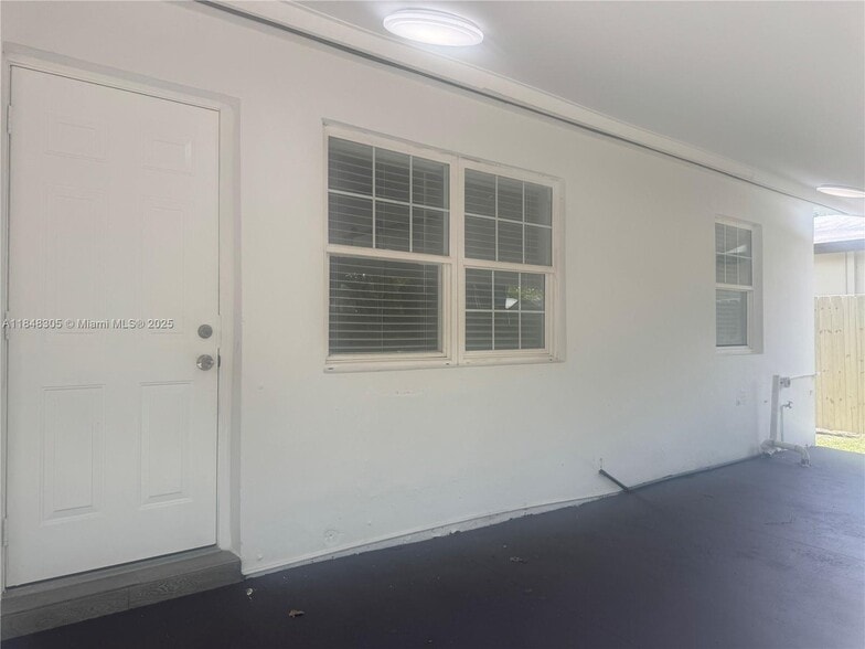 Building Photo - 1657 SW 44th Ave