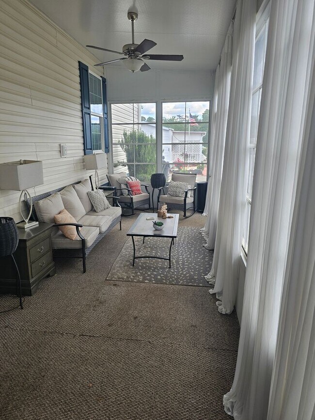 Building Photo - 3 Bedroom 2 Bath Home with large Sunroom i...