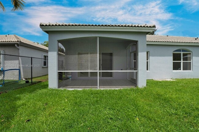 Building Photo - 10660 SW 20th Ct