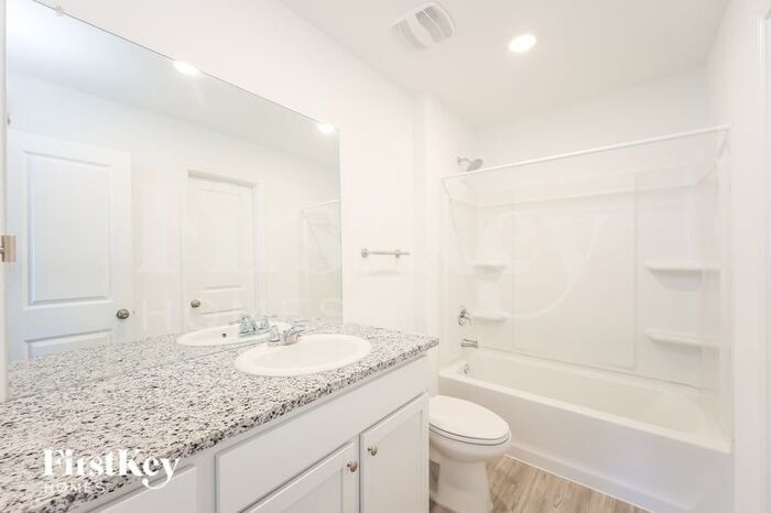 Building Photo - 1347 White Willow