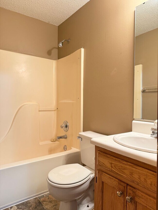 Building Photo - 20 Edgehill Cove