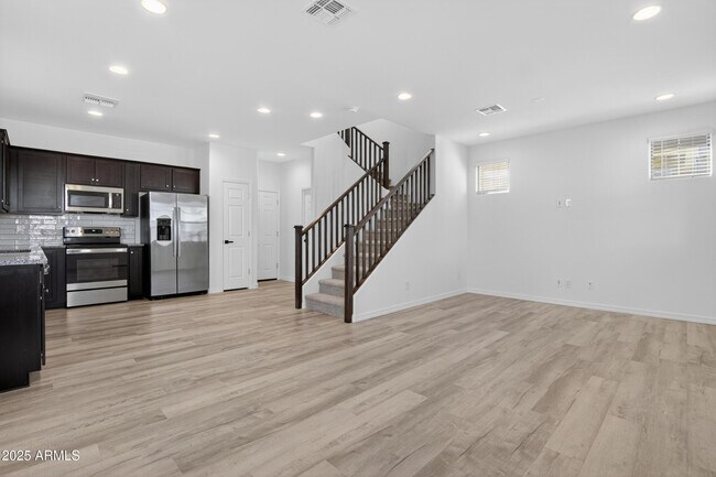 Building Photo - 1218 W Sparrow Dr