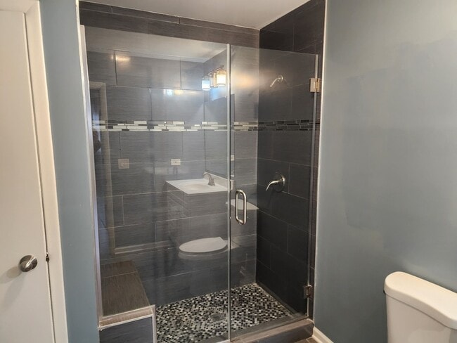 Building Photo - 1325 N Glenview Ct